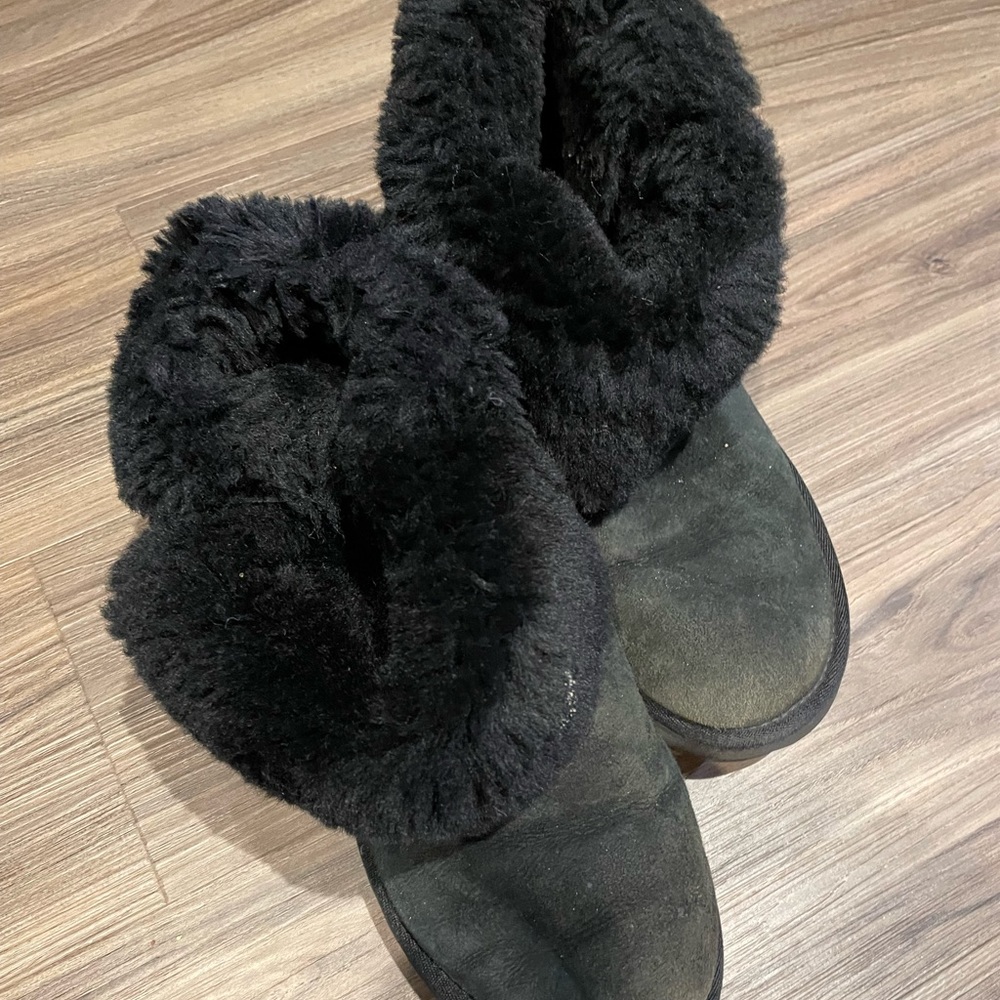 Beautiful Ugg’s black worn size 7